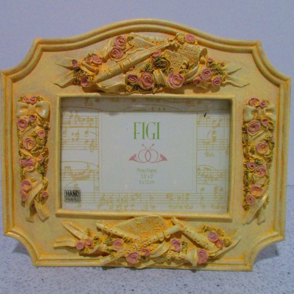 *FIGI Handpainted Baroque Inspired Pastel Relief Table Top Picture Frame - Picture 1 of 5